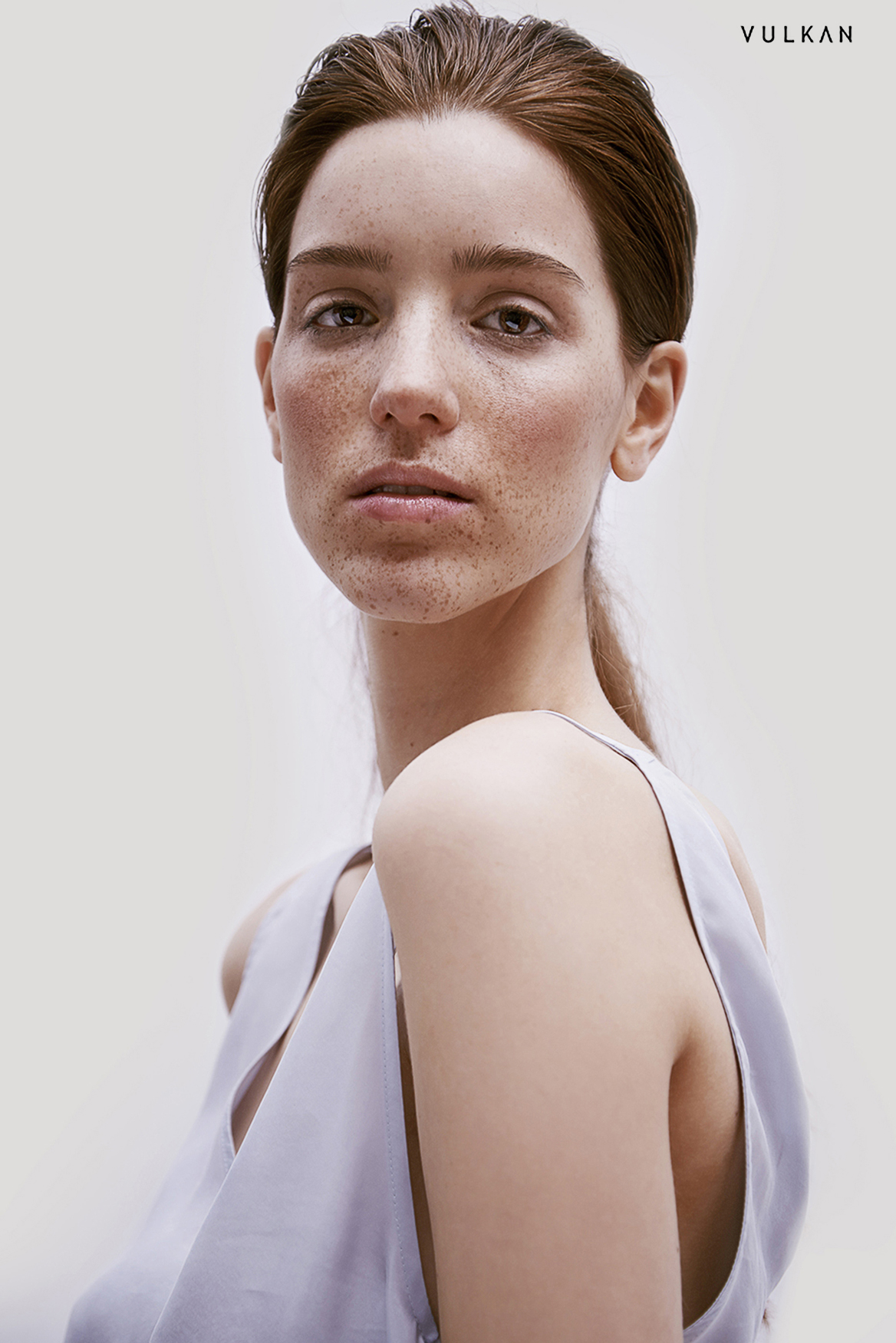 vulkan magazine clean and pure make-up ponytail bun wet look hairstyle wiesbaden make-up artist hairstylist frankfurt